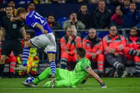 Gelsenkirchen Germany 06 11 2018 UEFA Champions League 2018 19 Season Back Round Group Phase Group D 4 Matchday FC Schalke 04 Galatasaray Istanbul Guido Burgstaller FC Schalke 04 and Fernando Muslera Galatasaray Istanbul in the duel battle for the ball DeFodi520