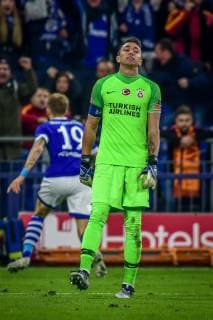 Gelsenkirchen Germany 06 11 2018 UEFA Champions League 2018 19 Season Back Round Group Phase Group D 4 Matchday FC Schalke 04 Galatasaray Istanbul Fernando Muslera Galatasaray Istanbul after the match against goal DeFodi520