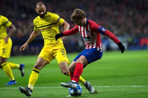 Atletico Madrid s Antoine Griezmann (R) vies for the ball with Borussia Dortmund s Omer Toprak during a UEFA Champions League group A soccer match between Atletico Madrid and Borussia Dormund at Wanda Metropolitano stadium in Madrid, Spain, 6 November 2018. Atletico Madrid vs Borussia Dortmund !ACHTUNG: NUR REDAKTIONELLE NUTZUNG!  Copyright: xRodrigoxJimenezx GRAF3107 20181106-636771366507967234
