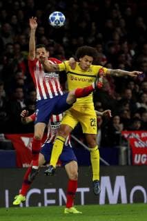 Atletico Madrid s Nikola Kalinic (L) vies for the ball with Borussia Dortmund s Axel Witsel during a UEFA Champions League group A soccer match between Atletico Madrid and Borussia Dormund at Wanda Metropolitano stadium in Madrid, Spain, 6 November 2018. Atletico Madrid vs Borussia Dortmund !ACHTUNG: NUR REDAKTIONELLE NUTZUNG!  Copyright: xKikoxHuescax GRAF3108 20181106-636771367133551378