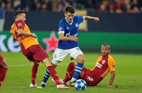 06 11 2018 xovx Football UEFA Champions League FC Schalke 04 Galatasaray Istanbul emspor v l Serdar Aziz Galatasaray Istanbul Alessandrod Schoepf FC Schalke 04 Mariano Galatasaray Istanbul Action DFL DFB REGULATIONS PROHIBIT ANY USE OF PHOTOGRAPHS as IMAGE SEQUENCES and or QUASI VIDEO Gelsenkirchen