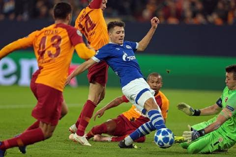 06 11 2018 xovx Soccer UEFA Champions League FC Schalke 04 Galatasaray Istanbul emspor v l Ozan Kabak Galatasaray Istanbul Serdar Aziz Galatasaray Istanbul Alessandrod Schoepf FC Schalke 04 Mariano Galatasaray Istanbul Fernando Muslera Galatasaray Istanbul DFL DFB REGULATIONS PROHIBIT ANY USE OF PHOTOGRAPHS as IMAGE SEQUENCES and or QUASI VIDEO Gelsenkirchen VIDEO SEQUENCES and or QUASI VIDEO Gelsenkirchen