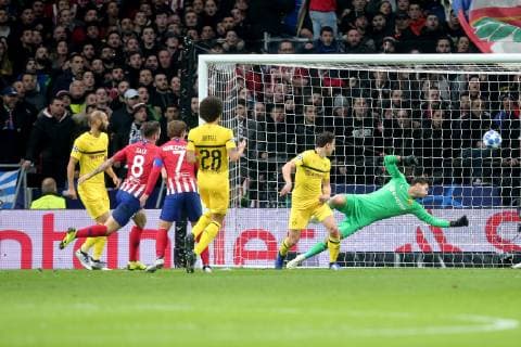 Saul Niguez Atletico Madrid 8 scored the 1-0 against Roman Buerki Borussia Dortmund 1 Atletico Madrid vs. Borussia Dortmund Football Champions League Group Phase 06 11 2018 Atletico Madrid vs. Borussia Dortmund Football Champions League Group Phase 06 11 2018 Madrid Copyright: xLanger Eibner-Pressefotox EP_HLR