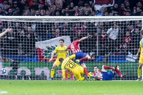 Atletico de Madrid Saul Niguez and Borussia Dortmund Lukasz Piszczek during group stage of UEFA Champions League match between Atletico de Madrid and Borussia Dortmund at Wanda Metropolitano in Madrid, Spain.November 06, 2018.  (5283027)