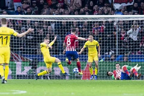 Atletico de Madrid Saul Niguez and Borussia Dortmund Lukasz Piszczek during group stage of UEFA Champions League match between Atletico de Madrid and Borussia Dortmund at Wanda Metropolitano in Madrid, Spain.November 06, 2018.  (5280026)