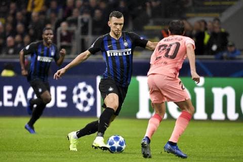 Fußball, CL, Inter Mailand - FC Barcelona Photo LaPresse Marco Alpozzi November 06, 2018 Milano (Italy) soccer Inter FC vs FC Barcellona - Champions League group stage - Group b - Giuseppe Meazza Stadium In the pic: Ivan Perisic (Inter F.C.)Sergi Roberto FC Barcelona Barca ;  Copyright: xMarcoxAlpozzi LaPresse LaPresse x