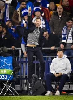 Gelsenkirchen 06 11 2018 Coach Domenico Tedesco S04 jumps into the air FC Schalke 04 Galatasaray Istanbul