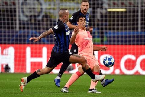 Fußball, CL, Inter Mailand - FC Barcelona Radja Nainggolan of Internazionale and Luis Suarez of Barcelona compete for the ball during the Uefa Champions League 2018 2019 Group B football match between Internazionale and Barcelona in San Siro stadium, Milano, November, 06, 2018 Foto Andrea Staccioli Insidefoto andreaxstaccioli