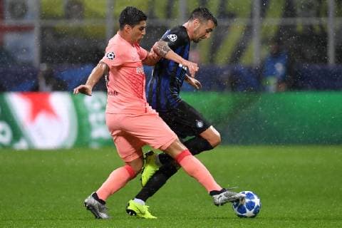 Fußball, CL, Inter Mailand - FC Barcelona Luis Suarez of Barcelona and Matias Vecino of Internazionale compete for the ball during the Uefa Champions League 2018 2019 Group B football match between Internazionale and Barcelona in San Siro stadium, Milano, November, 06, 2018 Foto Andrea Staccioli Insidefoto andreaxstaccioli