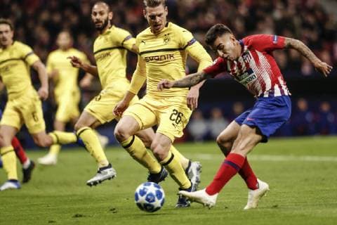 6th November 2018, Wanda Metropolitano, Madrid, Spain; UEFA Champions League football, Atletico Madrid versus Borussia Dortmund; Angel Martin Correa (Atletico de Madrid)shoots as he beats Lukasz Piszczek (Borussia Dortmund )  ActionPlus12076910 ShotxforxPress