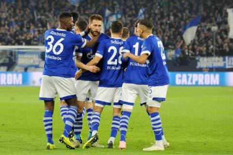 Goal scorer Guido Burgstaller Schalke 04 cheers after his goal to 1 0 in the circle of his comrades 06 11 2018 Football Champion League Schalke 04 vs Galatasaray Istanbul DFB REGULATIONS PROHIBIT ANY USE OF PHOTOGRAPHS AS IMAGE SEQUENCES AND OR QUASI VIDEO 06 11 2018 Football Champion League Schalke 04 vs Galatasaray Istanbul Gelsenkirchen Copyright: xEIBNER ThomasxThienelx EP_TTL