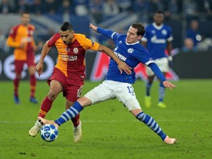 06 11 2018 xovx Football UEFA Champions League FC Schalke 04 Galatasaray Istanbul emspor v l Younes Belhanda Galatasaray Istanbul Sebastian Rudy FC Schalke 04 Action DFL DFB REGULATIONS PROHIBIT ANY USE OF PHOTOGRAPHS as IMAGE SEQUENCES and or QUASI VIDEO Gelsenkirchen
