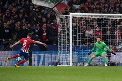 Football Champions League Group Phase 4 Matchday Atletico Madrid Borussia Dortmund on 06 11 2018 at Wanda Metropolitano in Madrid Saul Niguez Madrid left Roman Bürki Dortmund right DFL Regulations prohibit any use of photographs as image sequences and or quasi video xMNx