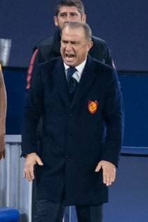 06 11 2018 xkvx Football UEFA Champions League FC Schalke 04 Galatasaray Istanbul emspor v l Head Coach Coach Fatih Terim Galatasaray Istanbul gives instruction gesticulated with arms gesticulate gives instructions gesticulate DFL DFB REGULATIONS PROHIBIT ANY USE OF PHOTOGRAPHS as IMAGE SEQUENCES and or QUASI VIDEO Gelsenkirchen