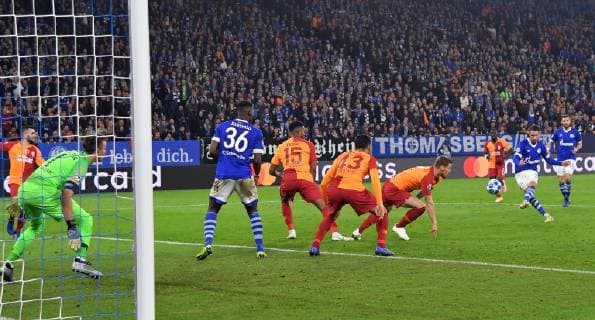 06 11 2018 Football UEFA Champions League Season 2018 2019 Preliminary round 4 Matchday FC Schalke 04 Galatasaray Istanbul Mark Uth FC Schalke 04 behind re scored the goal to 2 0 Team2