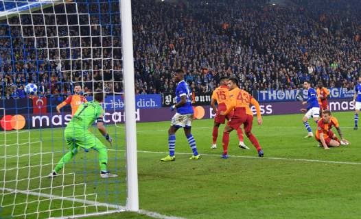 06 11 2018 Football UEFA Champions League Season 2018 2019 Preliminary round 4 Matchday FC Schalke 04 Galatasaray Istanbul Mark Uth FC Schalke 04 behind re scored the goal to 2 0 Team2