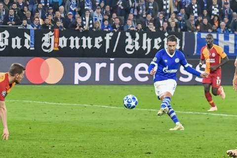 GER CL FC Schalke 04 vs. Galatasaray Istanbul 06 11 2018 Veltins Arena Gelsenkirchen GER CL FC Schalke 04 vs. Galatasaray Istanbul DFL regulations prohibit any use of photographs as image sequences and or quasi video in picture Mark Uth 7 FC Schalke 04 makes the goal 2 0 nph Mauelshagen nph00321