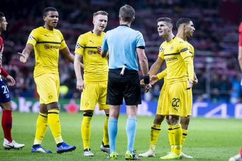 Borussia Dortmund Manuel Akanji, Marco Reus and Christian Pulisic talking with the referee during group stage of UEFA Champions League match between Atletico de Madrid and Borussia Dortmund at Wanda Metropolitano in Madrid, Spain.November 06, 2018.  (5311030)