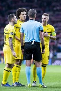 Borussia Dortmund Paco Alcacer, Marco Reus and Christian Pulisic talking with the referee during group stage of UEFA Champions League match between Atletico de Madrid and Borussia Dortmund at Wanda Metropolitano in Madrid, Spain.November 06, 2018.  (5314031)