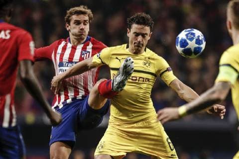 6th November 2018, Wanda Metropolitano, Madrid, Spain; UEFA Champions League football, Atletico Madrid versus Borussia Dortmund; Antonie Griezmann (Atletico de Madrid) challenges for control of the ball with Thomas Delaney (Borussia Dortmund)  ActionPlus12076953 ShotxforxPress