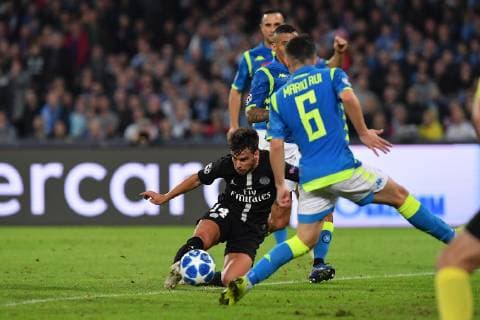 Fußball, CL, SSC Neapel - Paris St. Germain Photo Cafaro LaPresse November 6, 2018 Naples, Italy soccer SSC Napoli vs Paris Saint-Germain - UEFA Champions League 2018 19 season Group C matchday 4 - San Paolo stadium. In the pic: Juan Bernat (Paris Saint-Germain) scores the 0-1 goal.  Copyright: xCafaro LaPressex