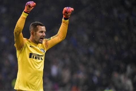 Fußball, CL, Inter Mailand - FC Barcelona Photo LaPresse Marco Alpozzi November 06, 2018 Milano (Italy) soccer Inter FC vs FC Barcellona - Champions League group stage - Group b - Giuseppe Meazza Stadium In the pic: Samir Handanovic (Inter F.C.)celebrating goal  Copyright: xMarcoxAlpozzi LaPresse LaPresse x