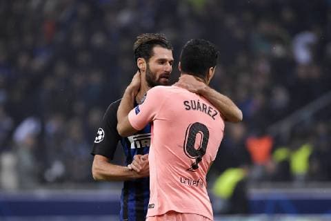 Fußball, CL, Inter Mailand - FC Barcelona Photo LaPresse Marco Alpozzi November 06, 2018 Milano (Italy) soccer Inter FC vs FC Barcellona - Champions League group stage - Group b - Giuseppe Meazza Stadium In the pic: Antonio Candreva (Inter F.C.)Luis Suarez FC Barcelona Barca ;  Copyright: xMarcoxAlpozzi LaPresse LaPresse x