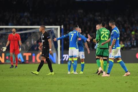 Fußball, CL, SSC Neapel - Paris St. Germain Photo Cafaro LaPresse November 6, 2018 Naples, Italy soccer SSC Napoli vs Paris Saint-Germain - UEFA Champions League 2018 19 season Group C matchday 4 - San Paolo stadium. In the pic: Jose Maria Callejon (SSC Napoli) discusses with referee.  Copyright: xCafaro LaPressex