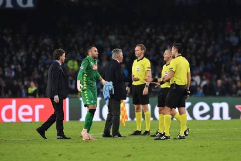 Fußball, CL, SSC Neapel - Paris St. Germain Photo Cafaro LaPresse November 6, 2018 Naples, Italy soccer SSC Napoli vs Paris Saint-Germain - UEFA Champions League 2018 19 season Group C matchday 4 - San Paolo stadium. In the pic: carlo Ancelotti manager of SSC Napoli discusses with referee.  Copyright: xCafaro LaPressex