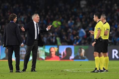 Fußball, CL, SSC Neapel - Paris St. Germain Photo Cafaro LaPresse November 6, 2018 Naples, Italy soccer SSC Napoli vs Paris Saint-Germain - UEFA Champions League 2018 19 season Group C matchday 4 - San Paolo stadium. In the pic: carlo Ancelotti manager of SSC Napoli discusses with referee.  Copyright: xCafaro LaPressex