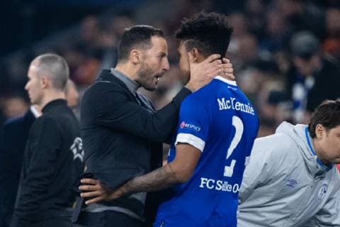 06 11 2018 xkvx Football UEFA Champions League FC Schalke 04 Galatasaray Istanbul emspor v l Coach Domenico Tedesco S04 Schalke 04 gives instruction gesticulated with arms gesticulate gives instructions gesticulate Weston McKennie S04 Schalke 04 DFL DFB REGULATIONS PROHIBIT ANY USE OF PHOTOGRAPHS as IMAGE SEQUENCES and or QUASI VIDEO Gelsenkirchen