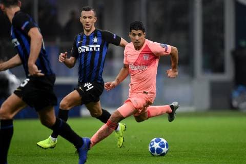 Fußball, CL, Inter Mailand - FC Barcelona Ivan Perisic of Internazionale and Luis Suarez of Barcelona compete for the ball during the Uefa Champions League 2018 2019 Group B football match between Internazionale and Barcelona in San Siro stadium, Milano, November, 06, 2018 Foto Andrea Staccioli Insidefoto andreaxstaccioli