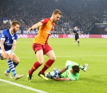 06 11 2018 Football Champions League 2018 2019 4 Matchday Group D FC Schalke 04 Galatasaray Istanbul Guido Burgstaller S04 lurks Fernando Muslera Gala does not hold the ball DFL REGULATIONS PROHIBIT ANY USE OF PHOTOGRAPHS AS IMAGE SEQENCES AND OR QUASI VIDEO 06 11 2018 Football Champions League 2018 2019 4 Matchday Group D FC Schalke 04 Galatasaray Istanbul