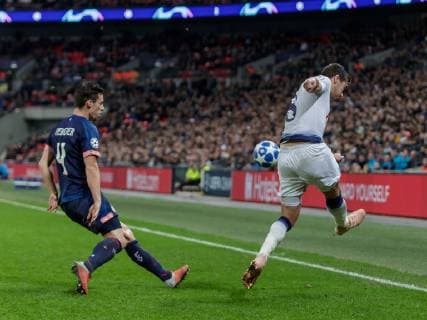 Football - 2017 2018 UEFA Champions League - Group B: Tottenham Hotspur vs. PSV Eindhoven Harry Winks (Tottenham FC) hooks the ball clear at Wembley Stadium. COLORSPORT DANIEL BEARHAM  csp_tot_psv_061118_
