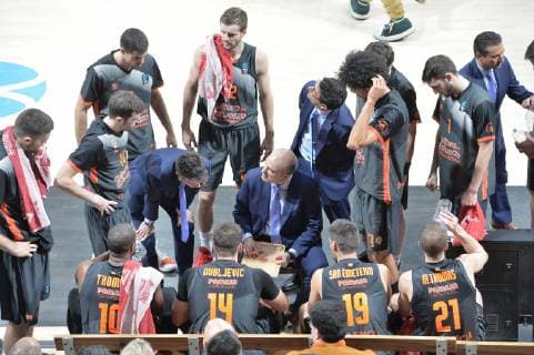 Jaume Ponsarnau (entraineur valence) et ses joueurs BASKETBALL : LDLC ASVEL vs Valence - EuroCup - 06 11 2018 FredericChambert Panoramic 