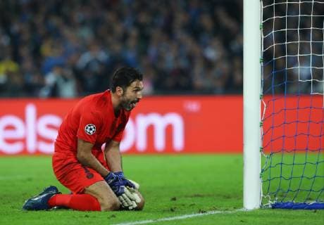 Sport Bilder des Tages 6th November 2018, Stadio San Paolo, Naples, Italy; UEFA Champions League football, Napoli versus Paris Saint-Germain; Gianluigi Buffon of PSG looks to see the ball past his post  ActionPlus12076992 NaFoto