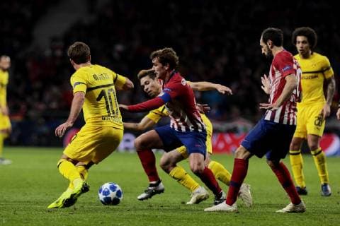 Atletico de Madrid s Antoine Griezmann and Borussia Dortmund s Mario Gotze during UEFA Champions League match between Atletico de Madrid and Borussia Dortmund at Wanda Metropolitano Stadium in Madrid, Spain. November 06, 2018.  (201811060091)
