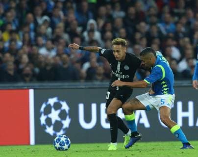 6th November 2018, Stadio San Paolo, Naples, Italy; UEFA Champions League football, Napoli versus Paris Saint-Germain; Neymar of PSG holds off the challenge from Marques Loureiro Allan Napoli  ActionPlus12076987 NaFoto