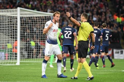 Tottenham Hotspur v PSV Eindhoven UEFA Champions League Harry Kane of Tottenham Hotspur argues with Referee Ivan Kru?liak during the UEFA Champions League match at Wembley Stadium, London Content Not Available For UK Newspapers Copyright: xMartynxHaworthx FIL-12502-0056
