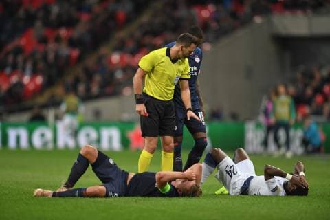 Sport Bilder des Tages Tottenham Hotspur v PSV Eindhoven UEFA Champions League Serge Aurier of Tottenham Hotspur and Luuk de Jong of PSV Eindhoven lie injured during the UEFA Champions League match at Wembley Stadium, London Content Not Available For UK Newspapers Copyright: xMartynxHaworthx FIL-12502-0084