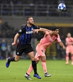 (181107) -- MILAN, Nov. 7, 2018 -- FC Barcelona Barca s Luis Suarez (R) vies with FC Inter s Stefan de Vrij during the UEFA Champions League Group B match between FC Inter and FC Barcelona in Milan, Italy, on Nov. 6, 2018. The match ended with 1-1 draw. ) (SP)ITALY-MILAN-SOCCER-UEFA CHAMPIONS LEAGUE AugustoxCasasoli 