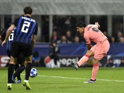 (181107) -- MILAN, Nov. 7, 2018 -- FC Barcelona Barca s Luis Suarez (R) shoots during the UEFA Champions League Group B match between FC Inter and FC Barcelona in Milan, Italy, on Nov. 6, 2018. The match ended with 1-1 draw. ) (SP)ITALY-MILAN-SOCCER-UEFA CHAMPIONS LEAGUE AugustoxCasasoli 