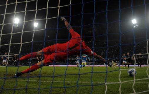 Sport Bilder des Tages (181107) -- NAPLES, Nov. 7, 2018 (Xinhua) -- Napoli s Lorenzo insigne scores during the UEFA Champions League Group C match between Napoli and PSG in Naples, Italy, Nov. 6, 2018. The match tied 1-1. (Xinhua Alberto Lingria) (SP)ITALY-NAPLES-SOCCER-UEFA CHAMPIONS LEAGUE-NAPOLI VS PSG 