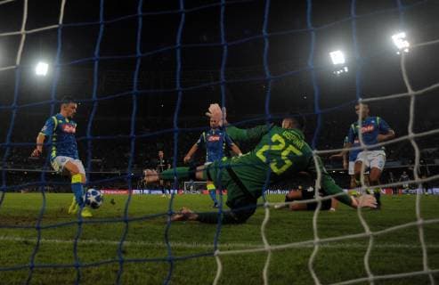(181107) -- NAPLES, Nov. 7, 2018 (Xinhua) -- Paris Saint-Germain s Juan Barnat scores during the UEFA Champions League Group C match between Napoli and PSG in Naples, Italy, Nov. 6, 2018. The match tied 1-1. (Xinhua Alberto Lingria) (SP)ITALY-NAPLES-SOCCER-UEFA CHAMPIONS LEAGUE-NAPOLI VS PSG 