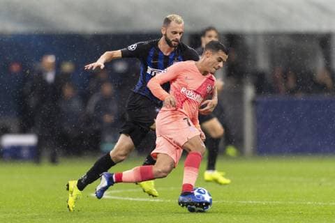 Philippe Coutinho Correia (Barcelona) Marcelo Brozovic (Inter) during Uefa Champions League Group Stage B match between Inter 1-1 Barcelona at Giuseppe Meazza Stadium on SNovember 06, 2018 in Milano, Italy. Noxthirdxpartyxsales  (90567727)