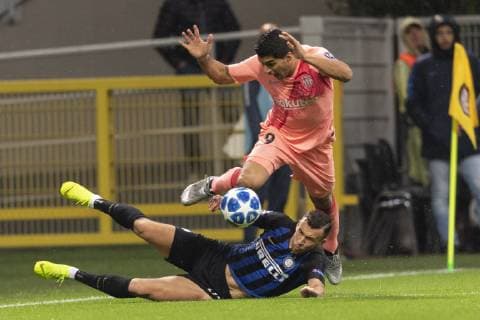 Luis Alberto Suarez Diaz (Barcelona) Ivan Perisic (Inter) during Uefa Champions League Group Stage B match between Inter 1-1 Barcelona at Giuseppe Meazza Stadium on SNovember 06, 2018 in Milano, Italy. Noxthirdxpartyxsales  (90568040)