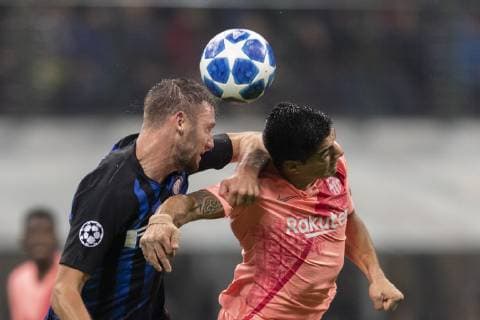 Sport Bilder des Tages Luis Alberto Suarez Diaz (Barcelona) Milan Skriniar (Inter) during Uefa Champions League Group Stage B match between Inter 1-1 Barcelona at Giuseppe Meazza Stadium on SNovember 06, 2018 in Milano, Italy. Noxthirdxpartyxsales  (90568405)