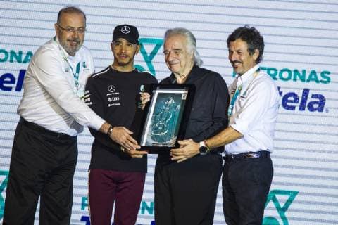 Sport Bilder des Tages Formel 1, GP von Brasilien, Lewis Hamilton Pressekonferenz Coletiva de Imprensa Lewis Hamilton SÃO PAULO, SP - 07.11.2018: COLETIVA DE IMPRENSA LEWIS HAMILTON - British rider Lewis Hamilton, the current five-time F1 world champion, holds a press conference PK Pressekonferenz this Wednesday (07) promoted by Petronas, the oil company that sponsors his current team, Mercedes. The Englishman will participate in the F1 Brazil Grand Prix, which takes place this weekend in Interlagos. In the photo, with the conductor João Carlos Martins who received an award for his social projects in front of the music. (Photo: Emerson Santos Fotoarena) x1636054x  EmersonxSantos