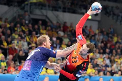 v li Jonas Truchanovicius MHB 7 Steffen Fäth RNL 23 duel game scene duel tackle tackling dynamics action handball champions league Rhine Neckar lions lion Montpellier HB xozx