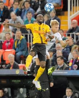 Valencia CF s Daniel Wass (R) vies for the ball with Young Boys Nicolas Moumi during the UEFA Champions League match between Valencia CF and Young Boys, at the Mestalla stadium, in Valencia, Spain, 07 November 2018. Valencia FC vs. Young Boys !ACHTUNG: NUR REDAKTIONELLE NUTZUNG!  Copyright: xKaixForsterlingx GRAF3765 20181107-636772155113057095